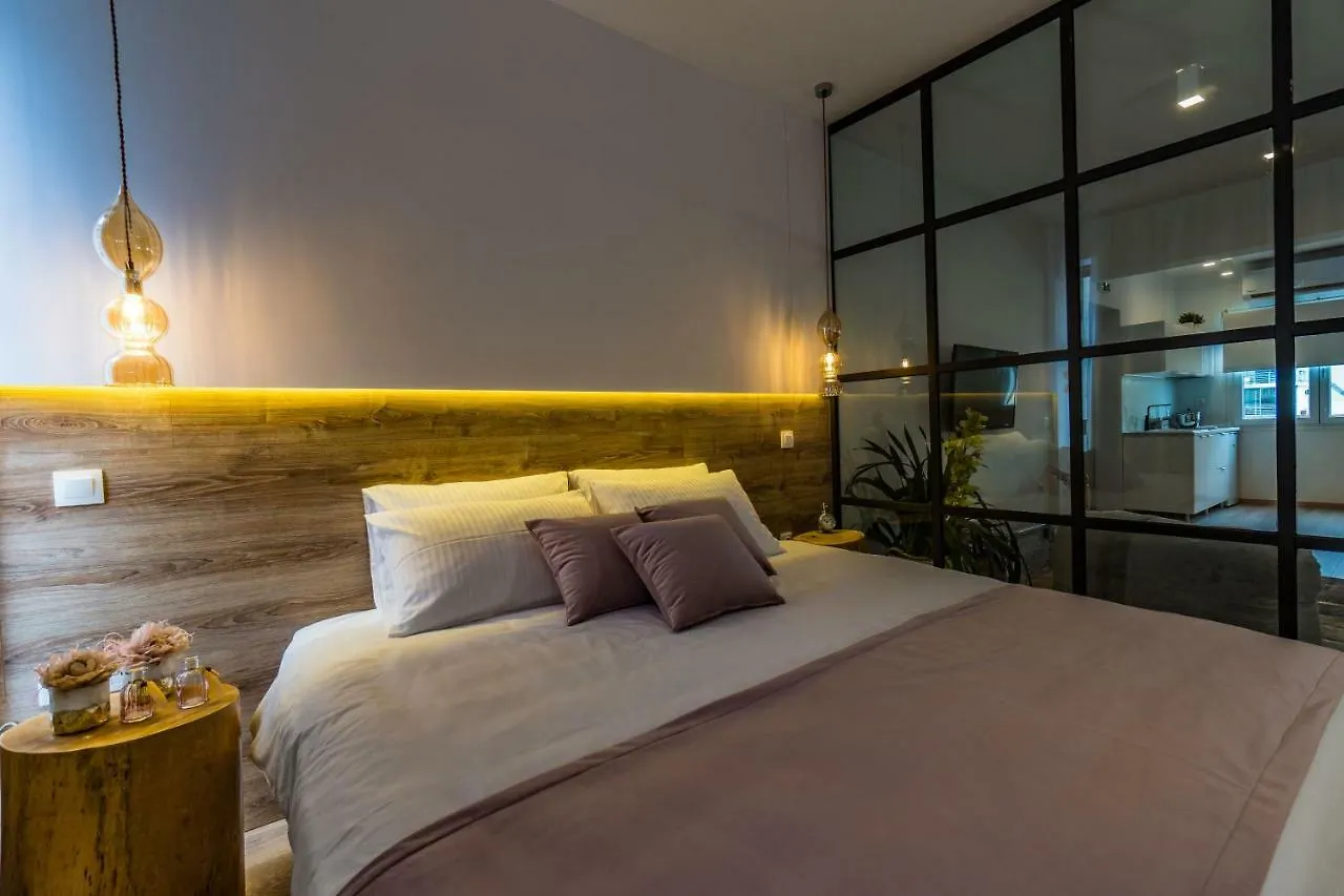 Glossy Lodge Salonic