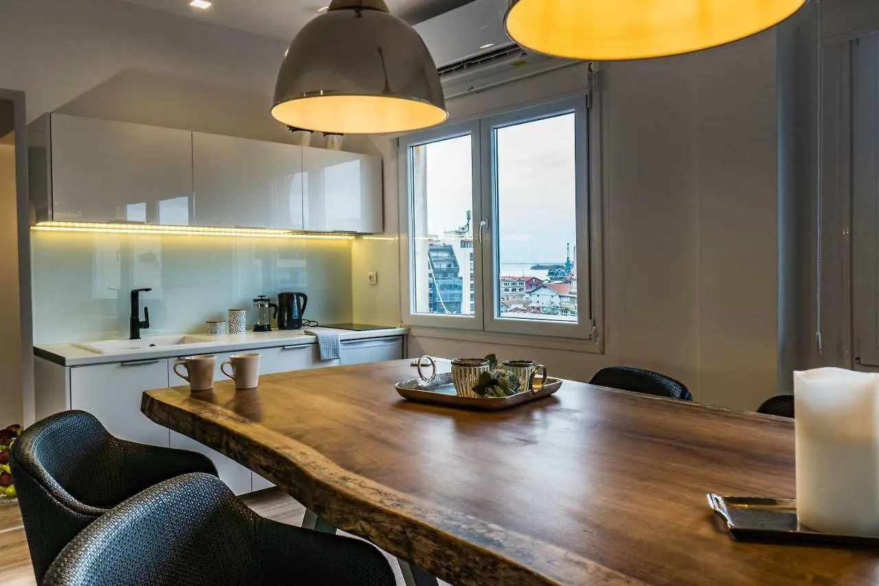 Glossy Lodge Salonic